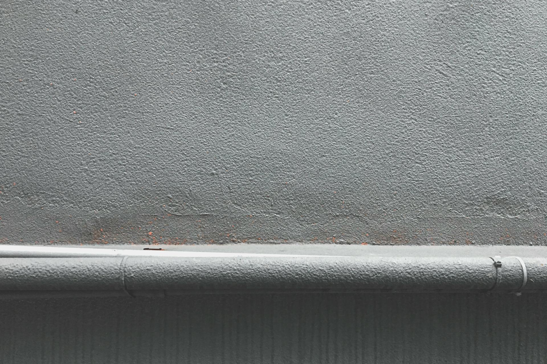 Detalj kamenog zida i drvene konstrukcije vinarije u Momjanu